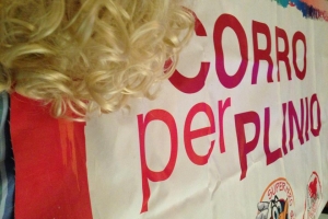 PARRUCCA SU STRISCIONE CORRO PER PLINIO